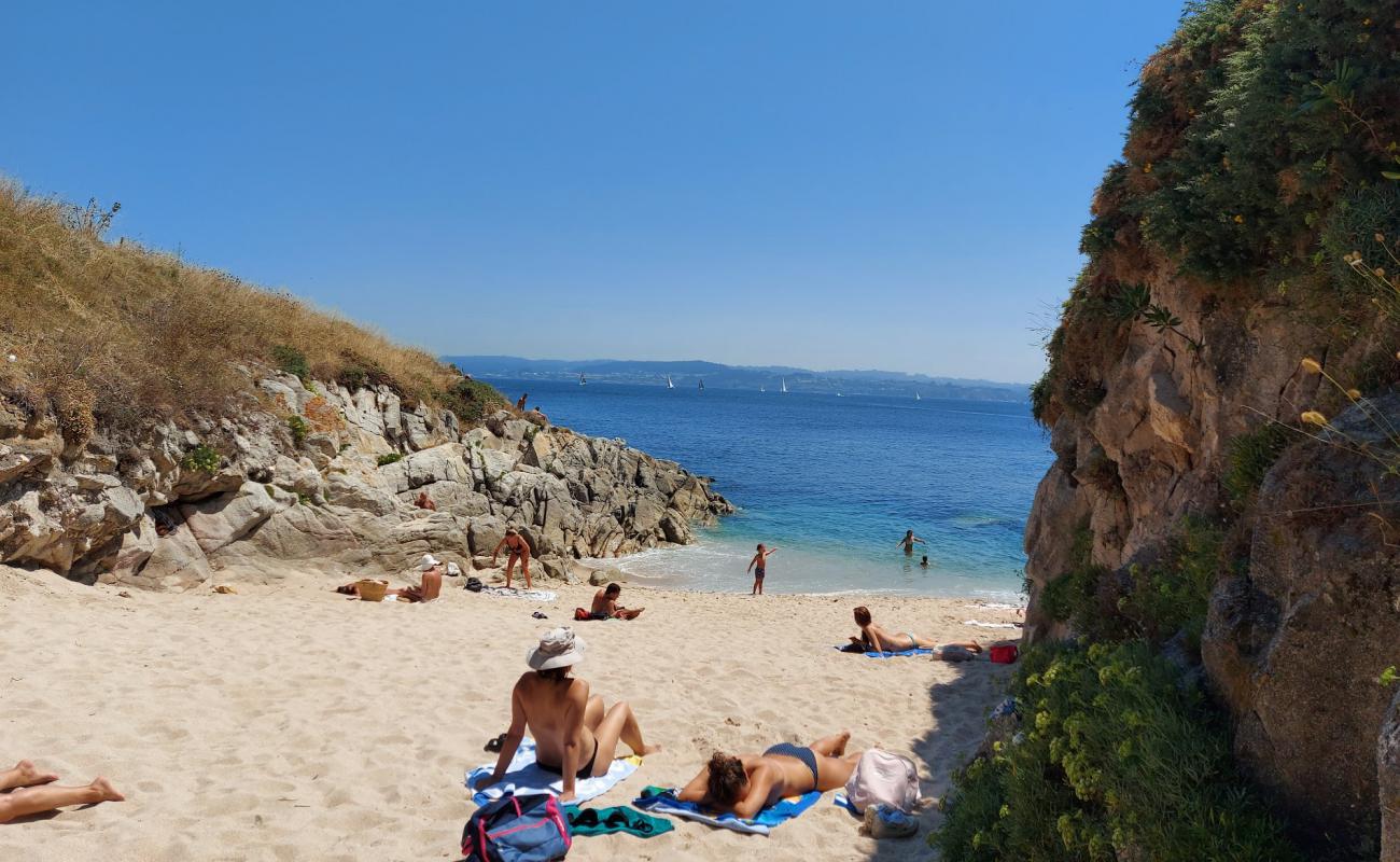 Photo de Praia de Adormideiras avec sable beige de surface