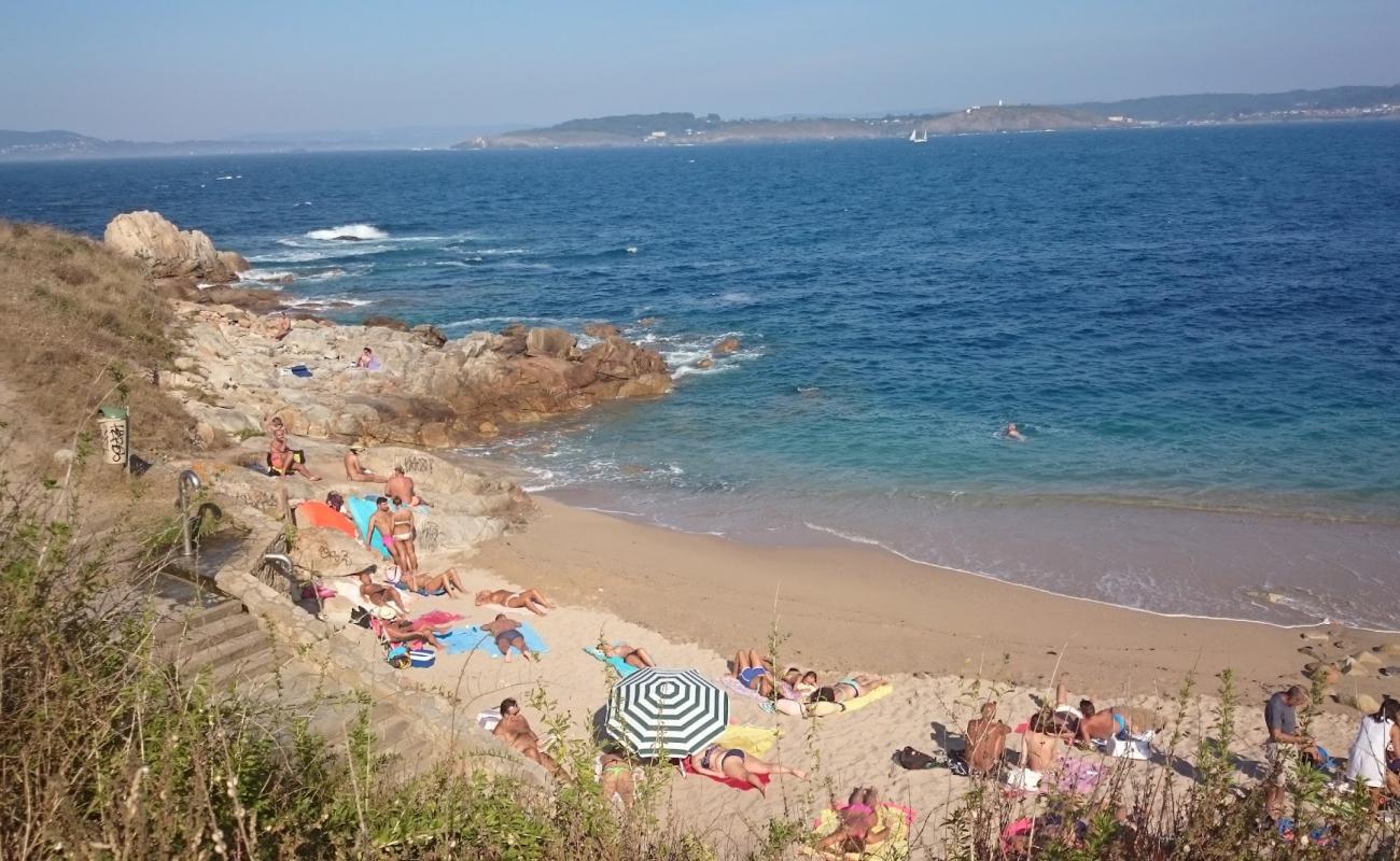 Photo de Praia dos Mouros avec sable beige de surface