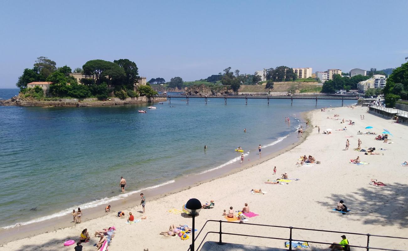 Photo de Praia de Santa Cruz avec sable lumineux de surface