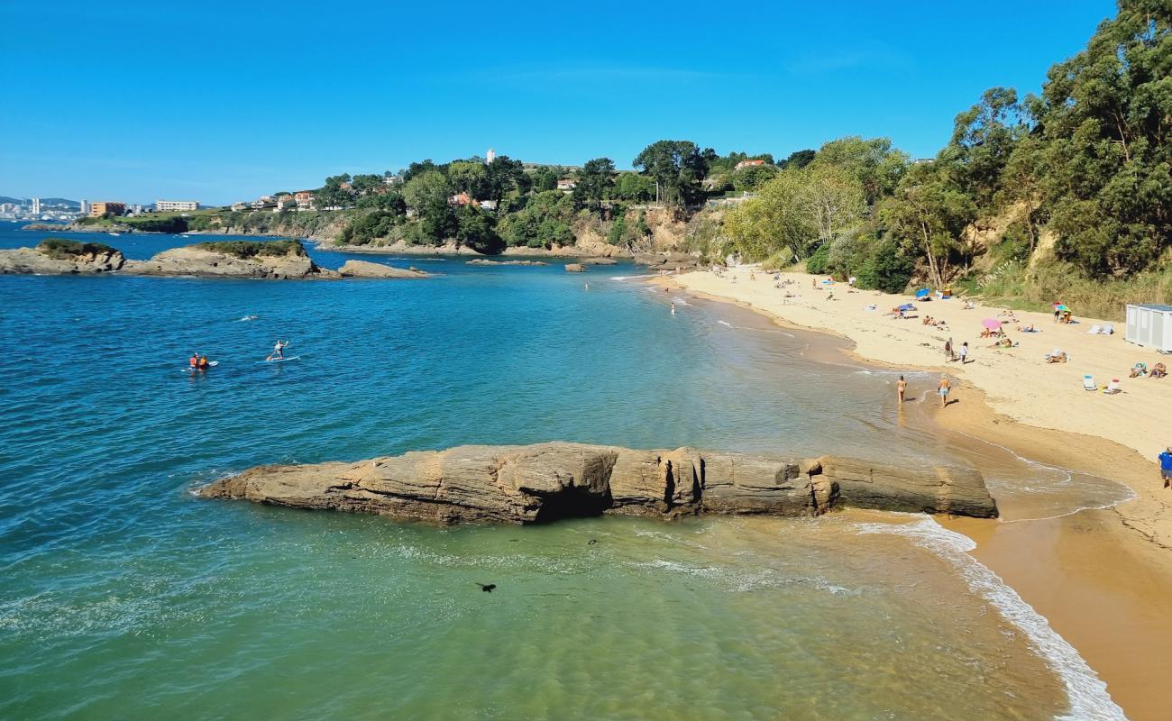 Photo de Playa de Espineiro avec sable lumineux de surface