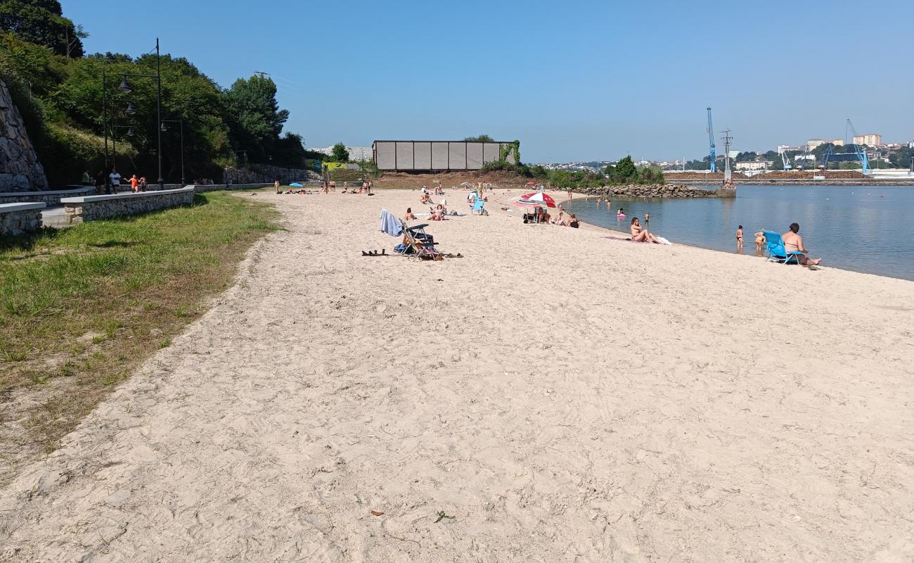 Photo de Praia de a Grana avec sable beige de surface