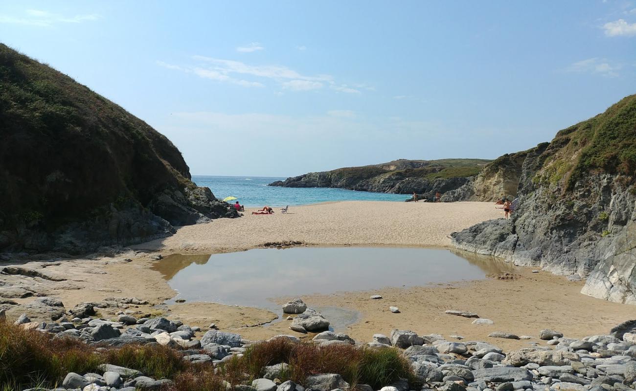 Photo de Praia Dos Botes avec sable beige de surface