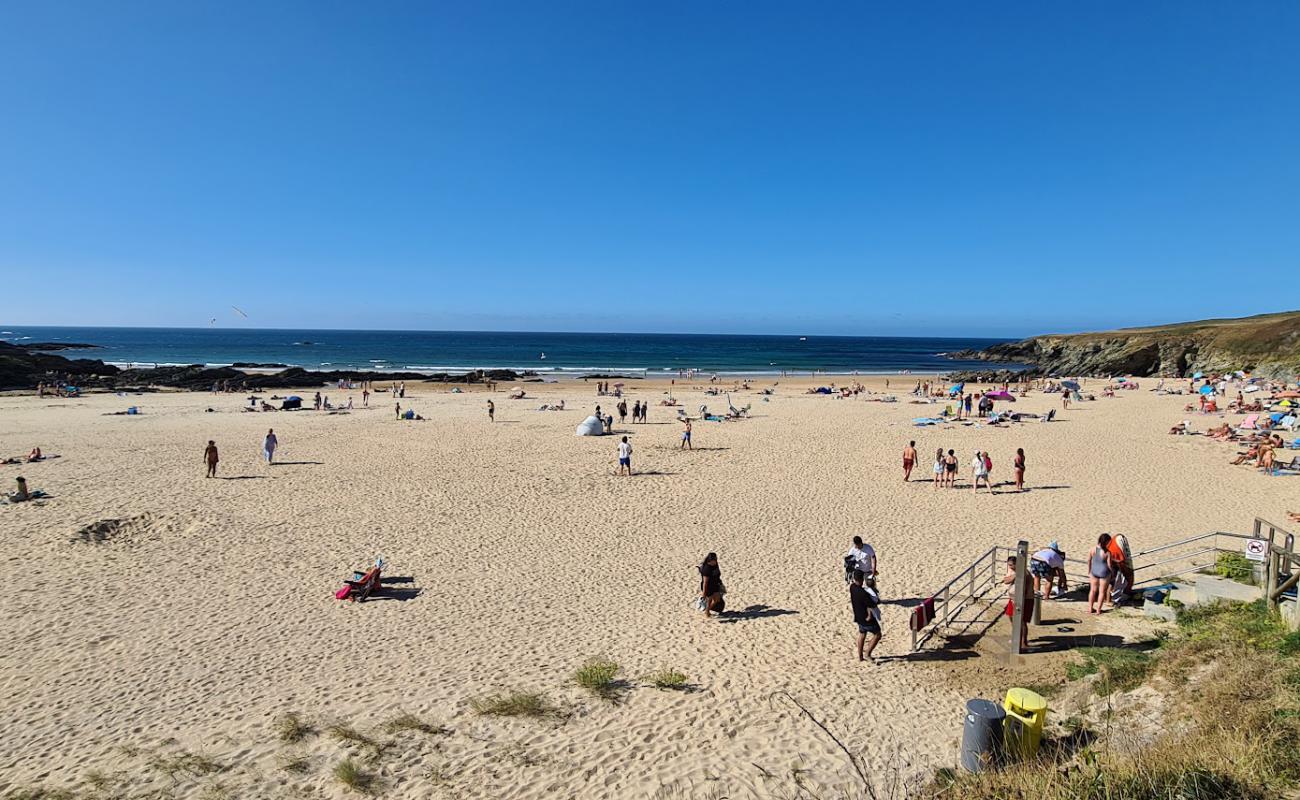 Photo de Playa de Serantes avec sable lumineux de surface