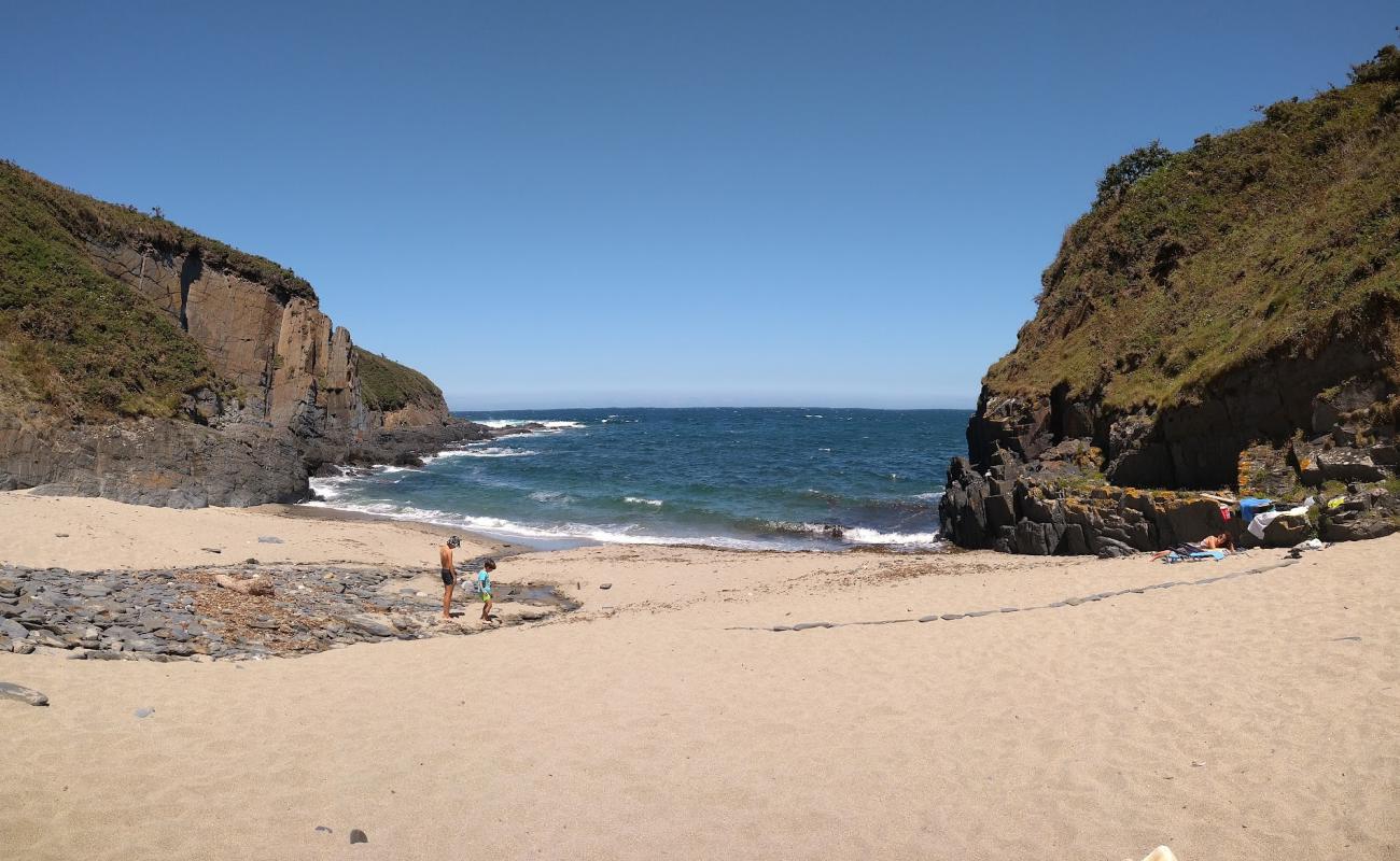 Photo de Playa de Coedo avec sable beige de surface