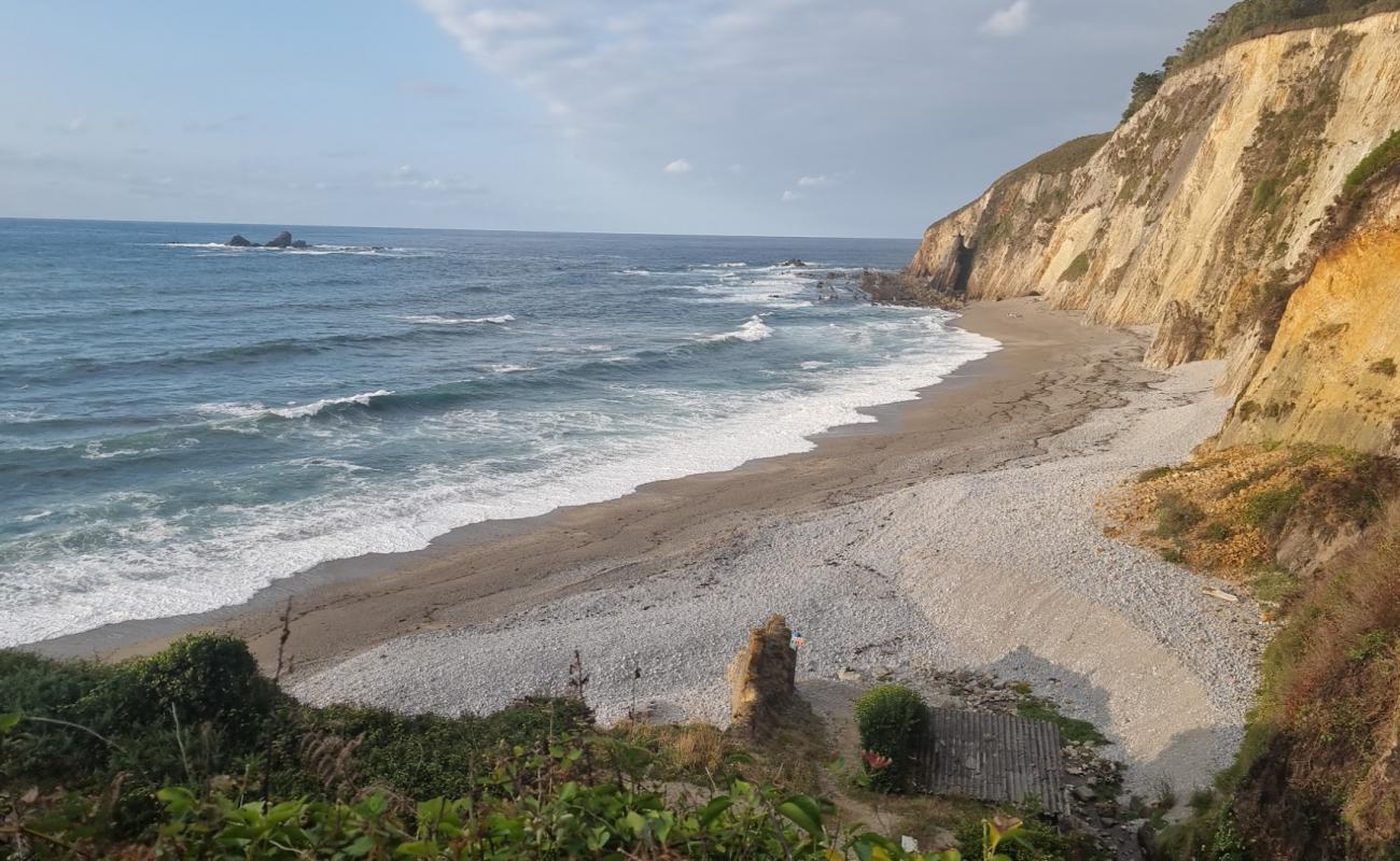 Photo de Playa Pluminero O Quintana avec galets gris de surface