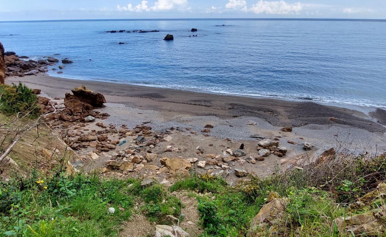Photo de Playa de Tablizo avec sable gris & rochers de surface