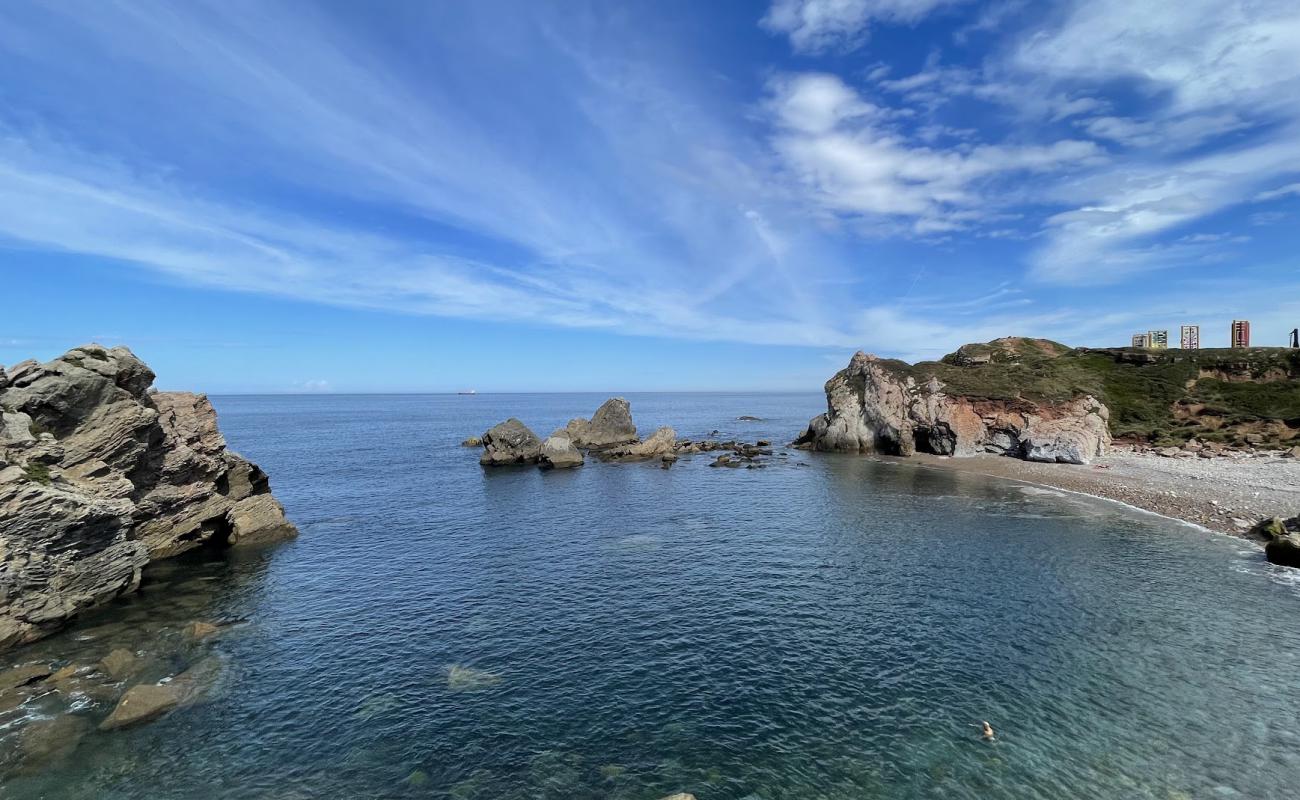 Photo de Playa de El Cuerno avec caillou gris de surface