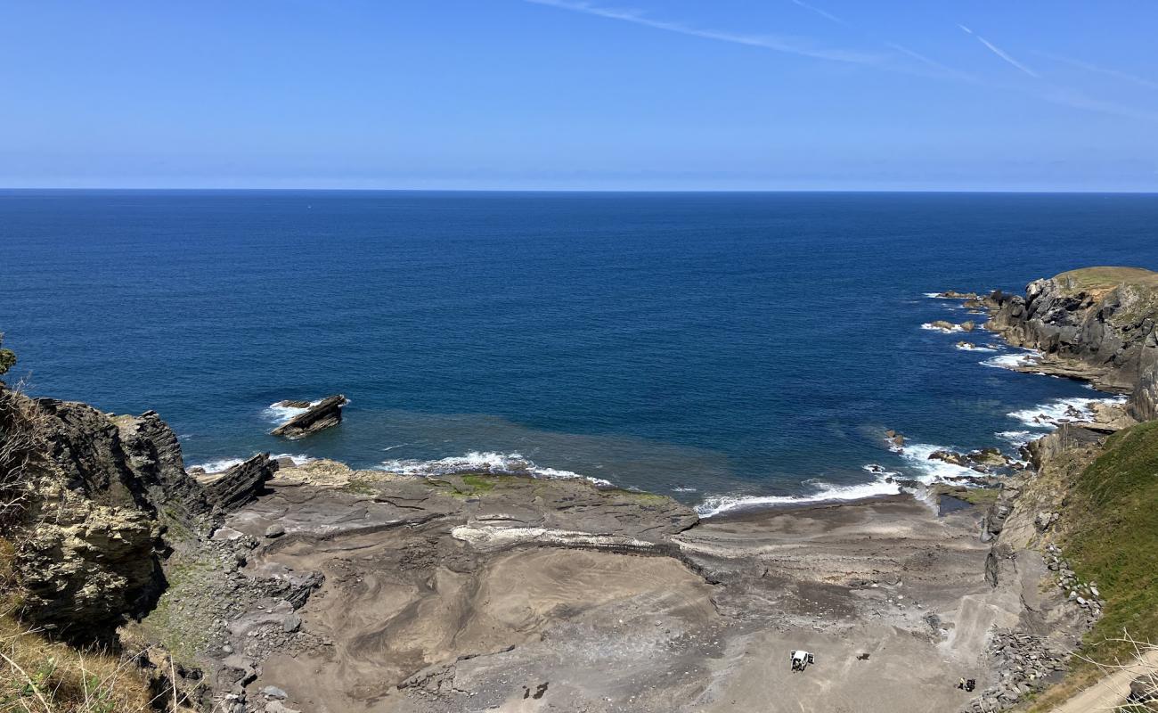 Photo de Playa de Portazuelos avec roches de surface