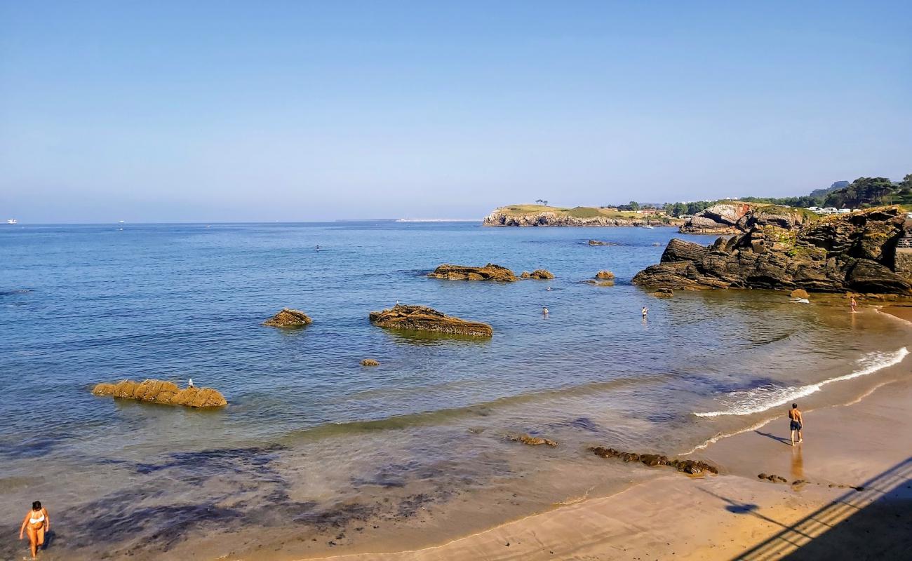 Photo de Playa de Candas avec sable beige de surface