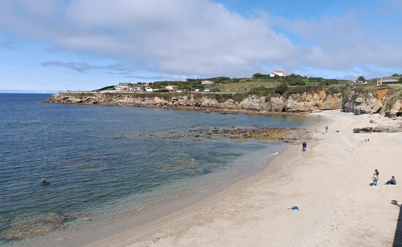 Photo de Playa del Cervigon avec sable gris de surface