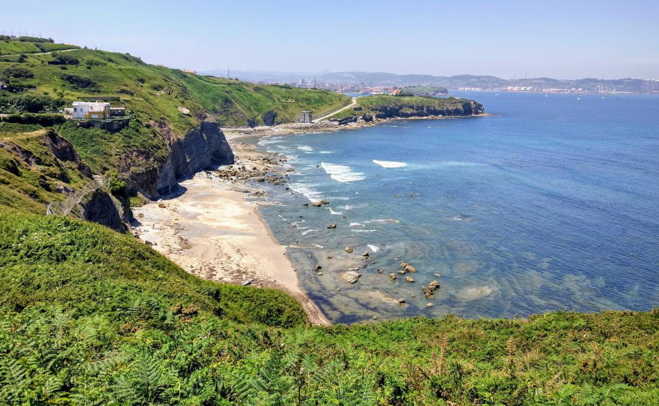 Photo de Playa de Penarrubia avec sable gris avec roches de surface