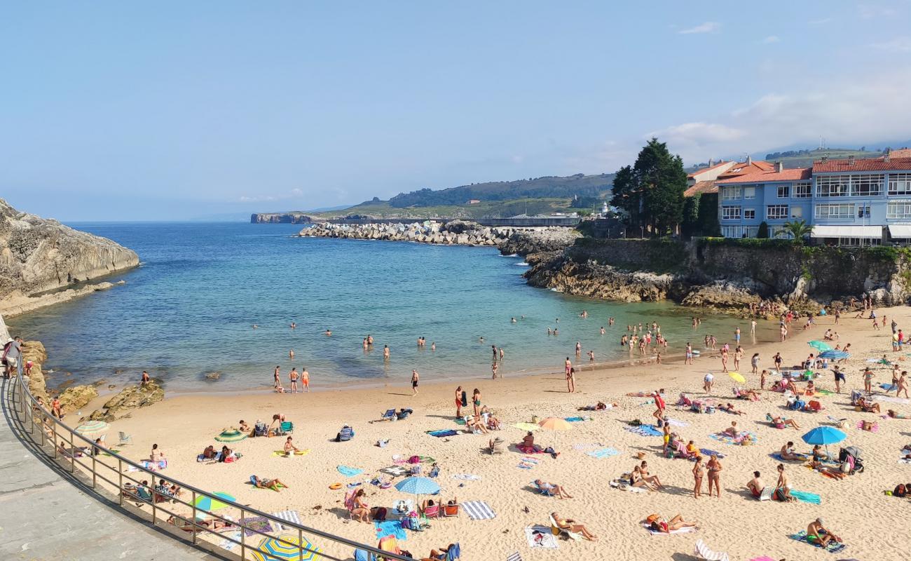 Photo de Playa de El Escanu avec sable lumineux de surface