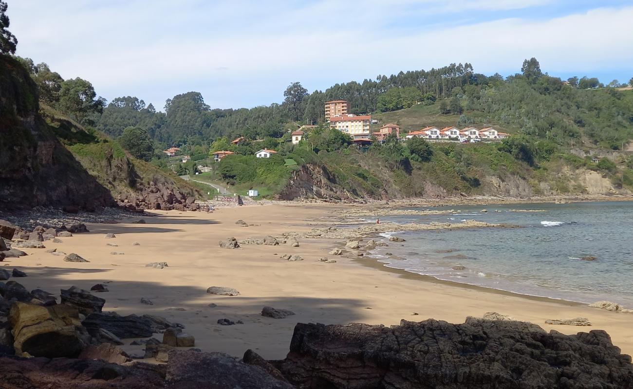 Photo de Playa de Lastres avec sable brillant et rochers de surface