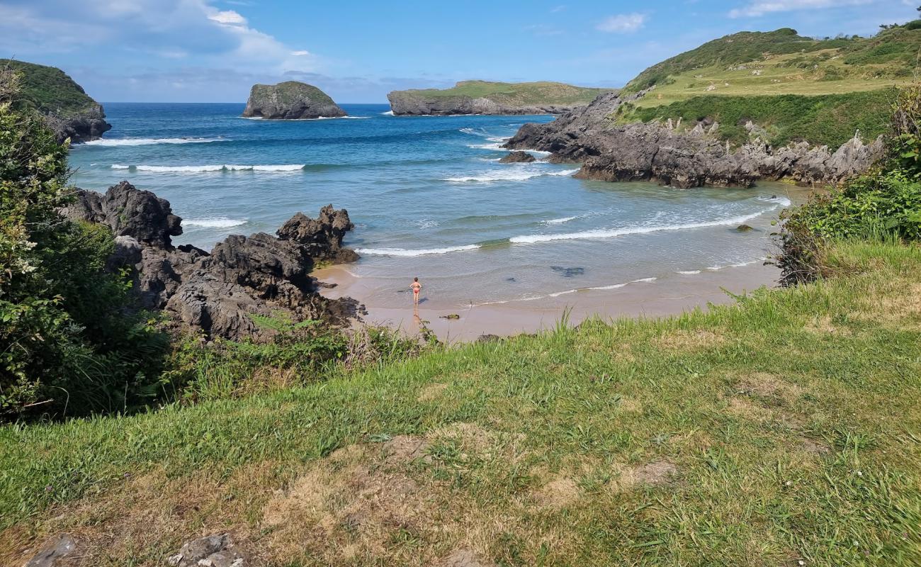 Photo de Playa de Sorraos avec sable lumineux de surface