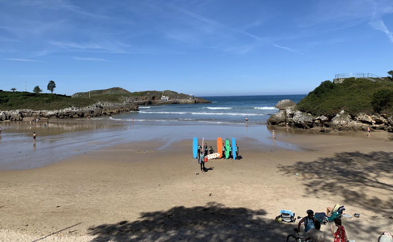 Photo de Playa de las Camaras avec sable lumineux de surface