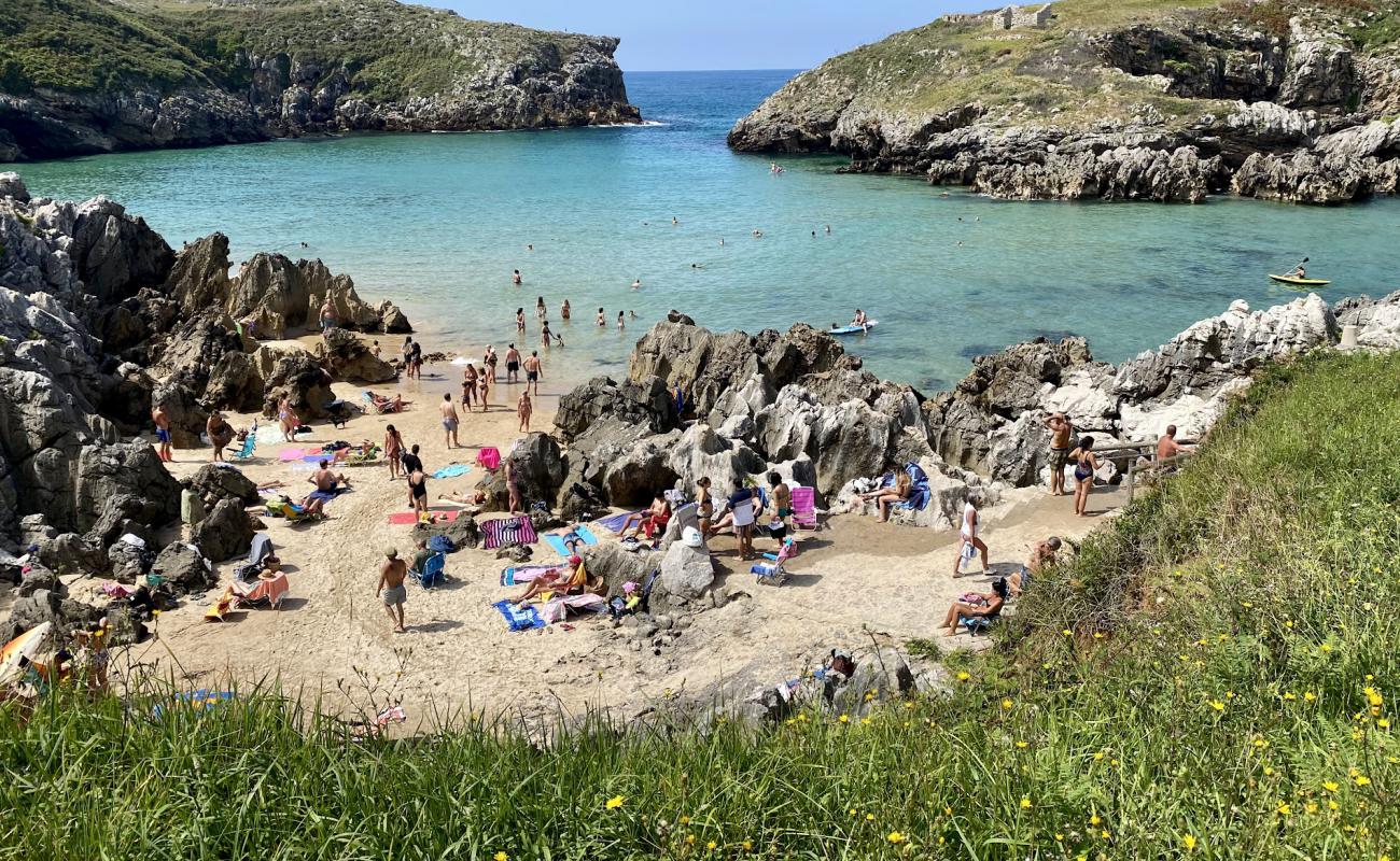 Photo de Playa de Cue avec sable lumineux de surface