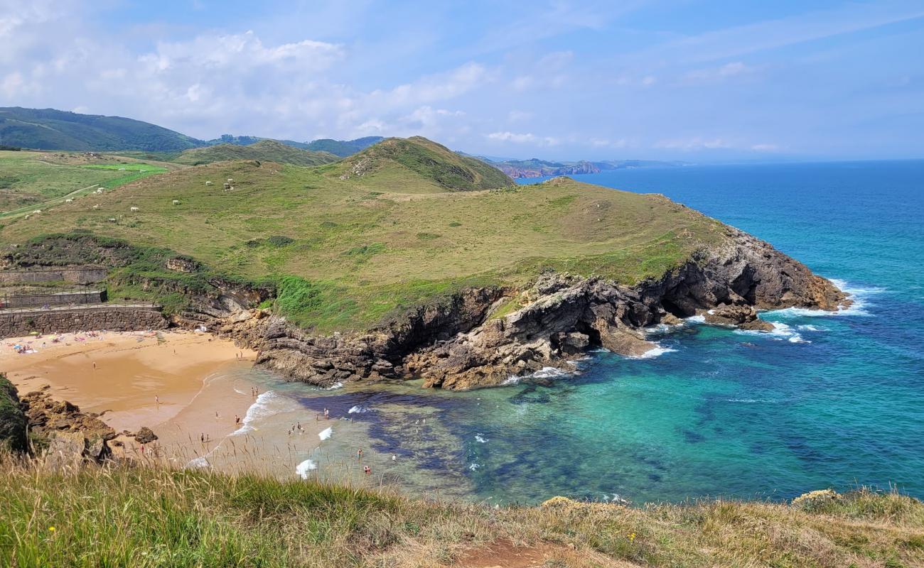 Photo de Playa de Santa Justa avec sable beige de surface