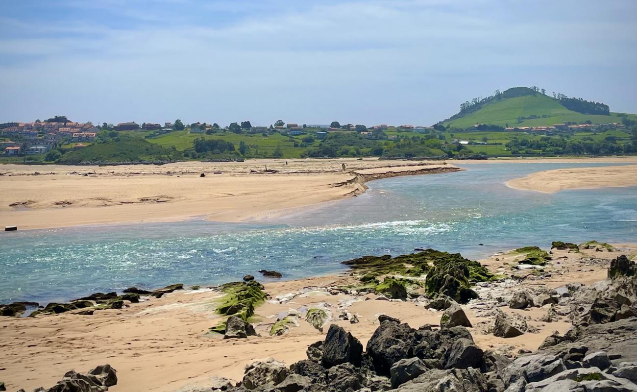 Photo de Playa de la Robayera avec sable beige de surface
