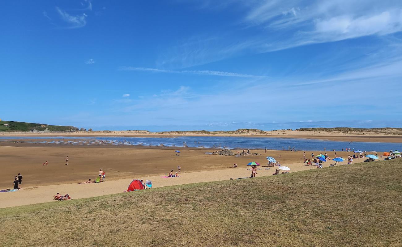 Photo de Playa de Usil avec sable beige de surface
