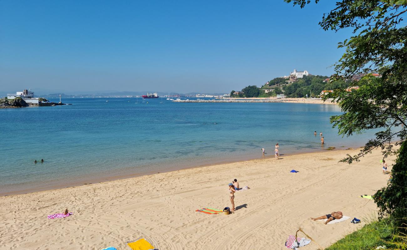 Photo de Playa de los Bikinis avec sable beige de surface