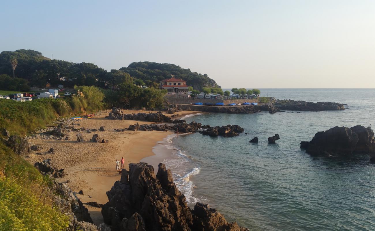 Photo de Playa de Quejo avec sable beige de surface