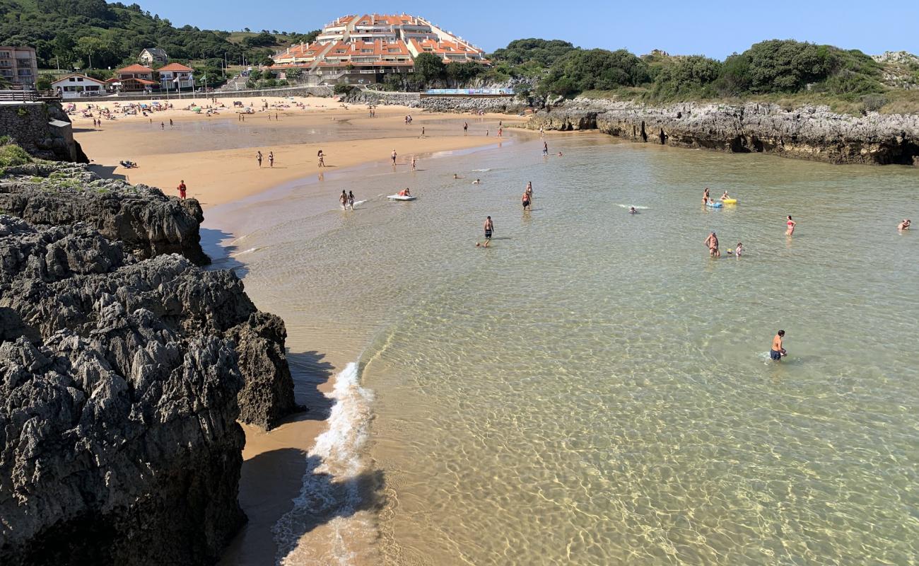 Photo de Playa de Los Barcos avec sable beige de surface