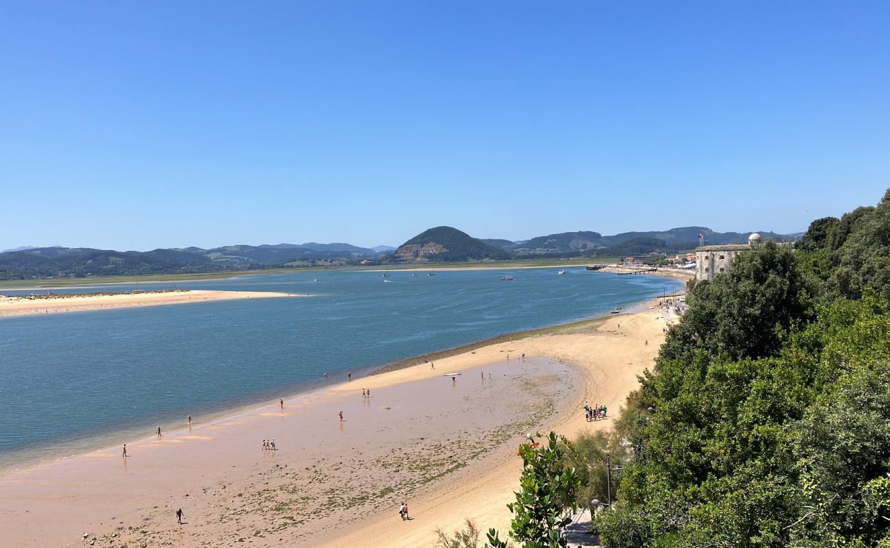 Photo de Playa de Santona avec sable beige de surface