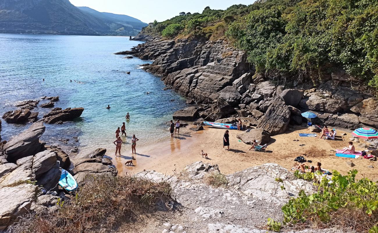 Photo de Cala Sonabia avec sable gris & rochers de surface