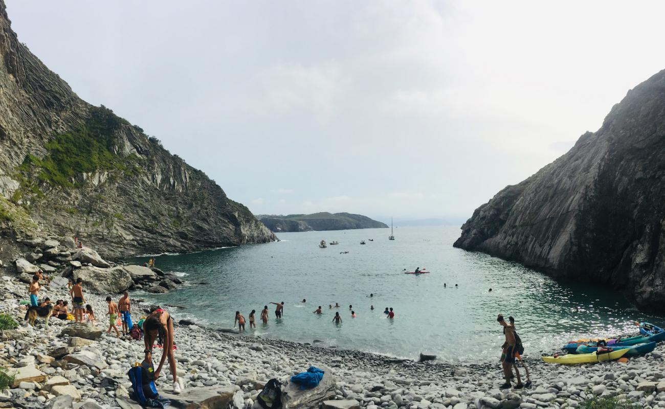 Photo de Cala El Castillito, Gorliz avec terrain rocheux de surface