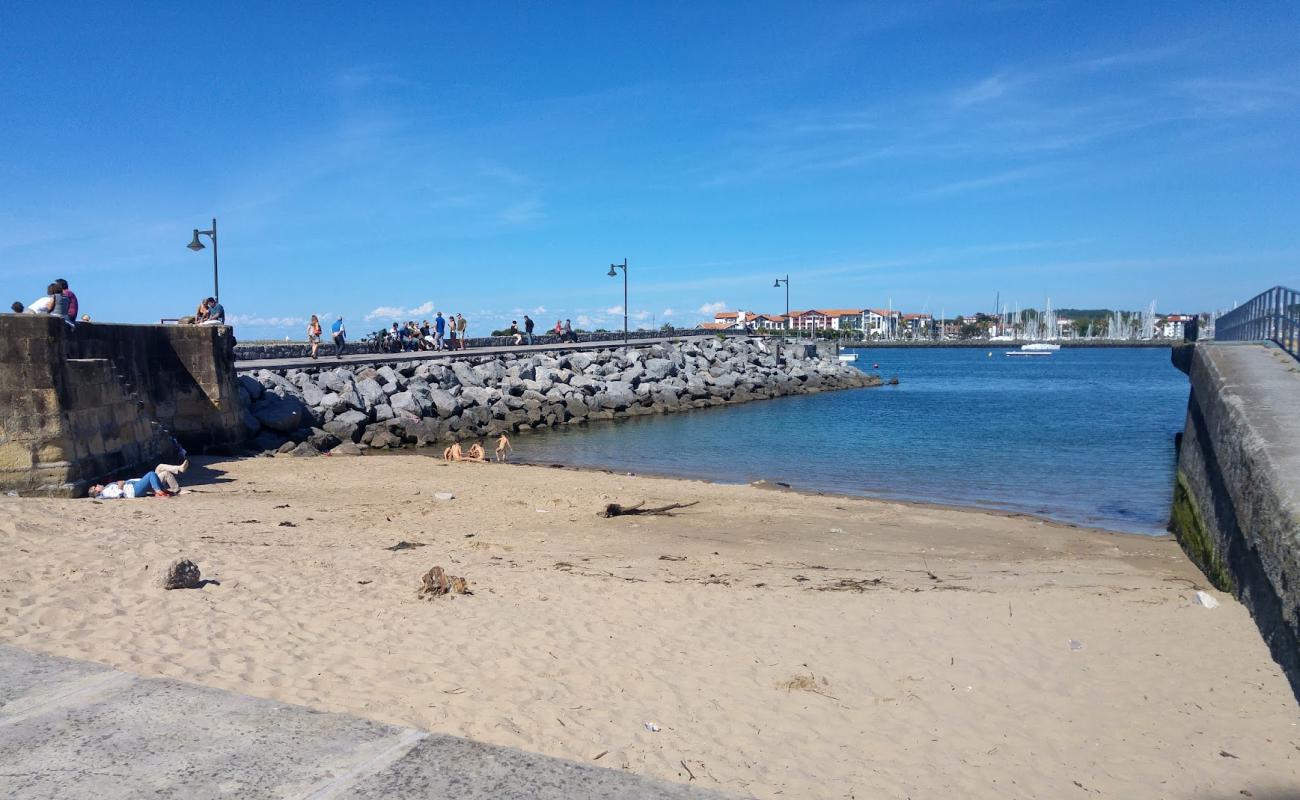 Photo de Playa Pequena avec sable beige de surface
