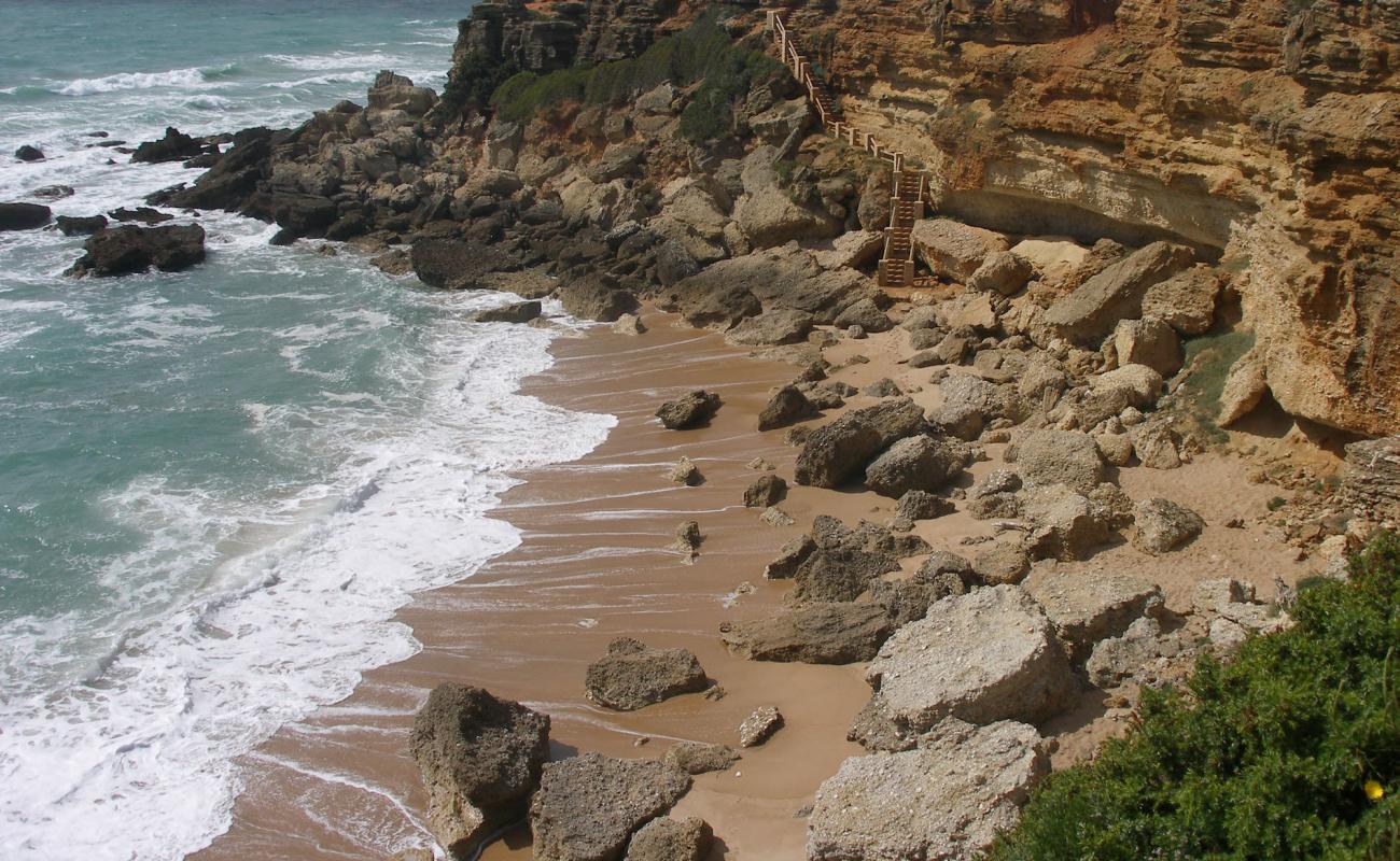 Photo de Cala de Los Pitones Beach avec sable lumineux de surface