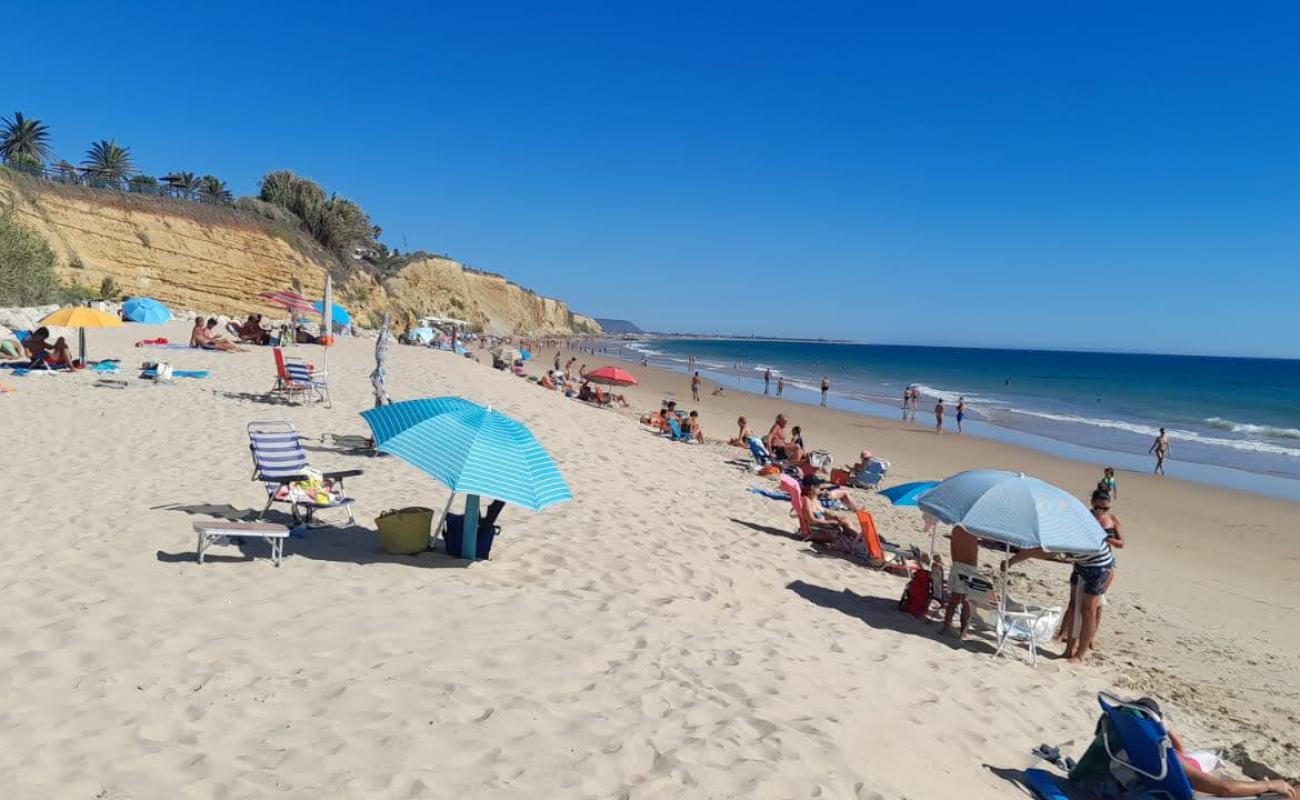 Photo de Playa Fuente del Gallo avec sable lumineux de surface