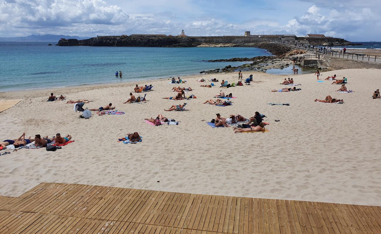 Photo de Playa Chica avec sable beige de surface