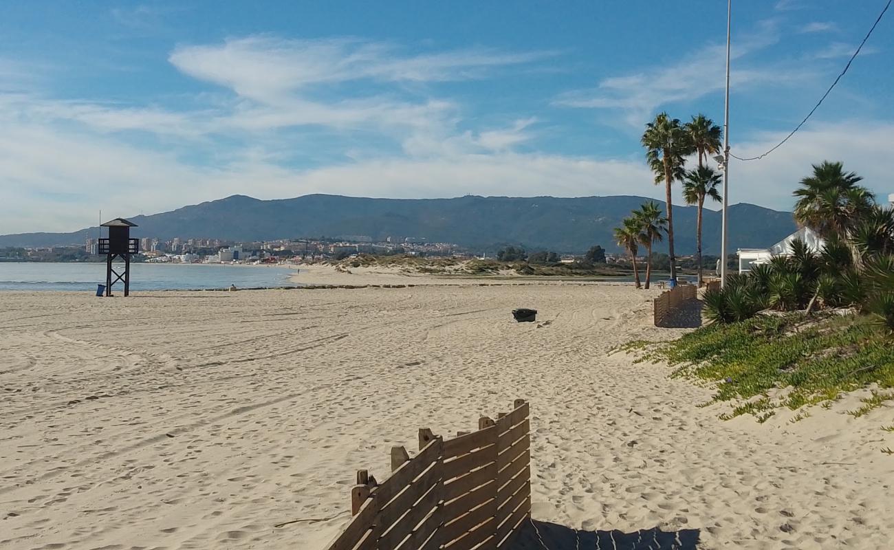 Photo de Playa De Palmones avec sable lumineux de surface