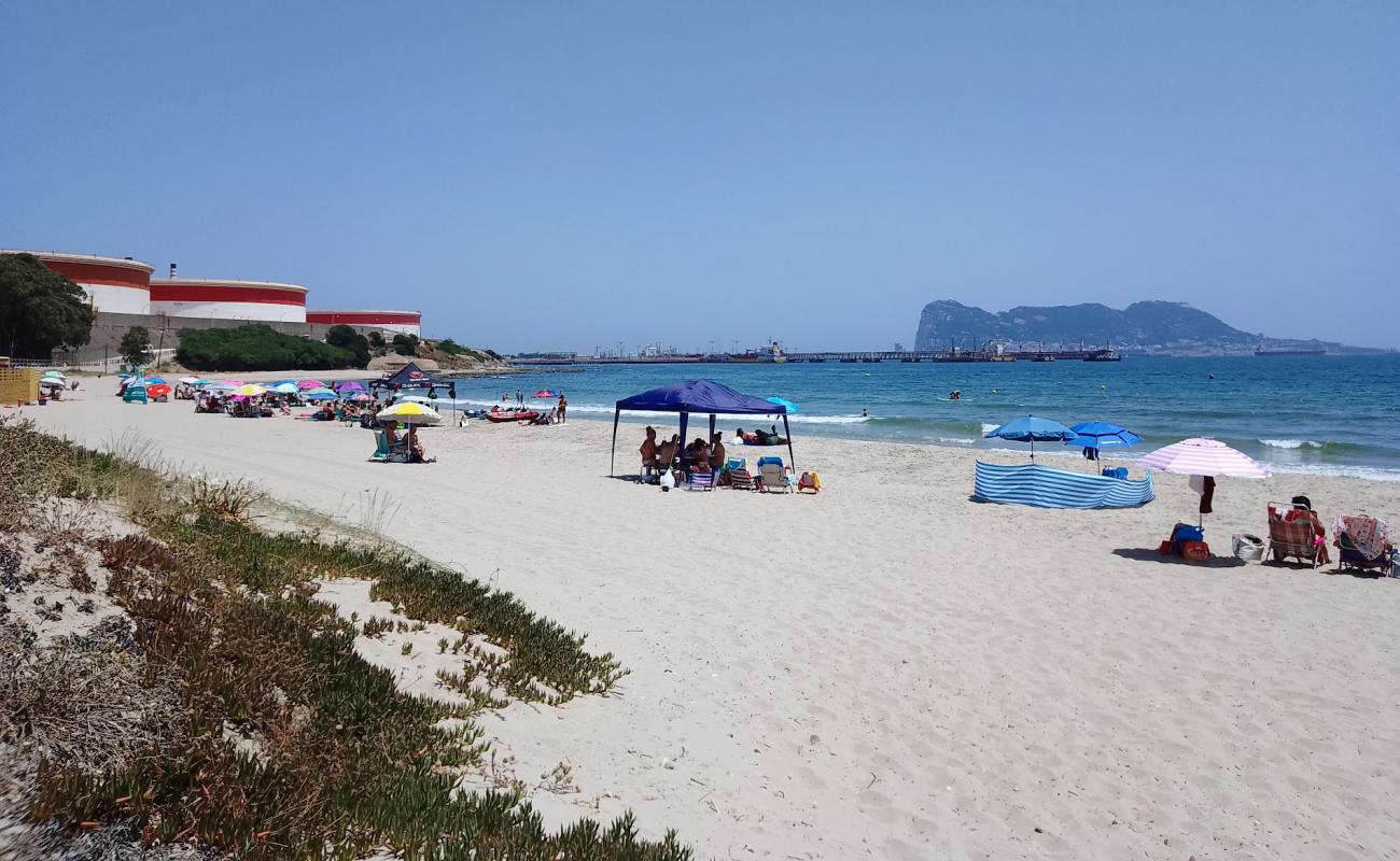 Photo de Playa de Guadarranque avec sable lumineux de surface