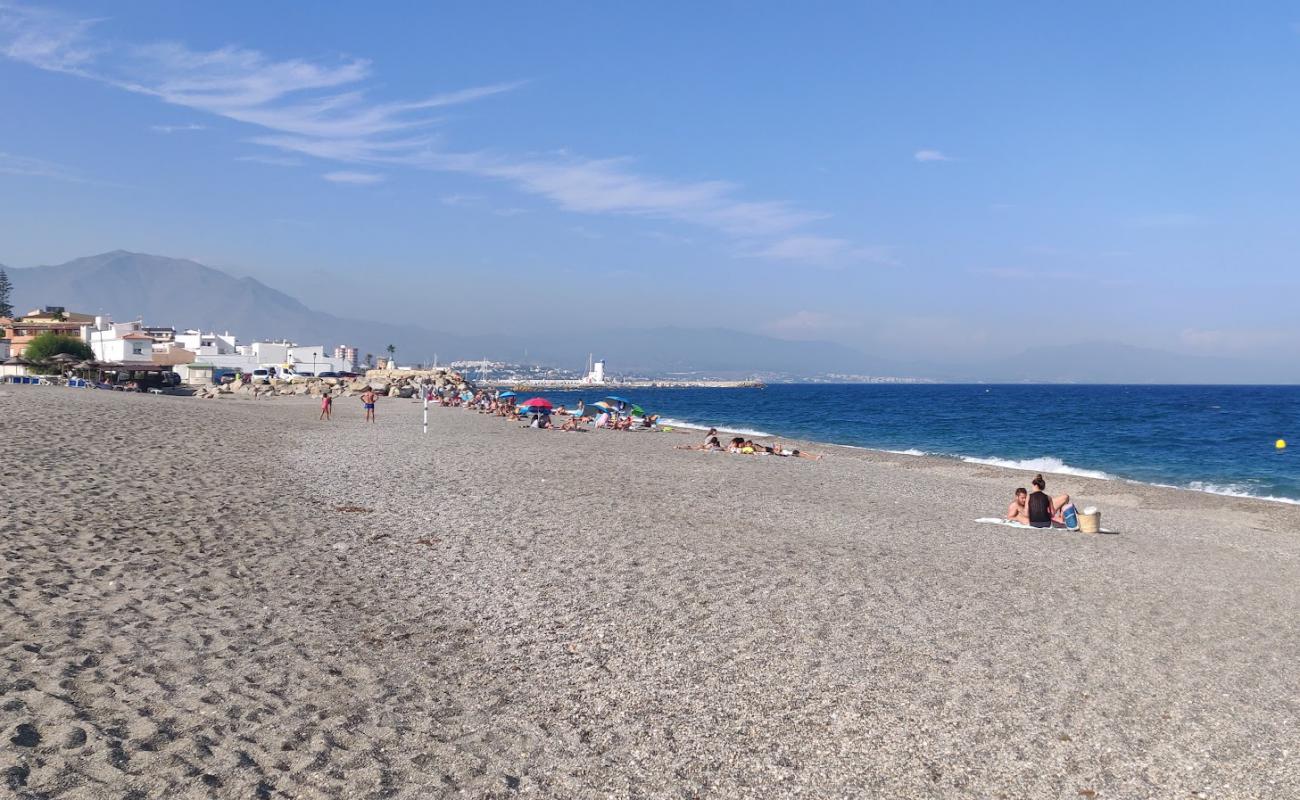 Photo de Playa de la Duquesa avec caillou fin gris de surface