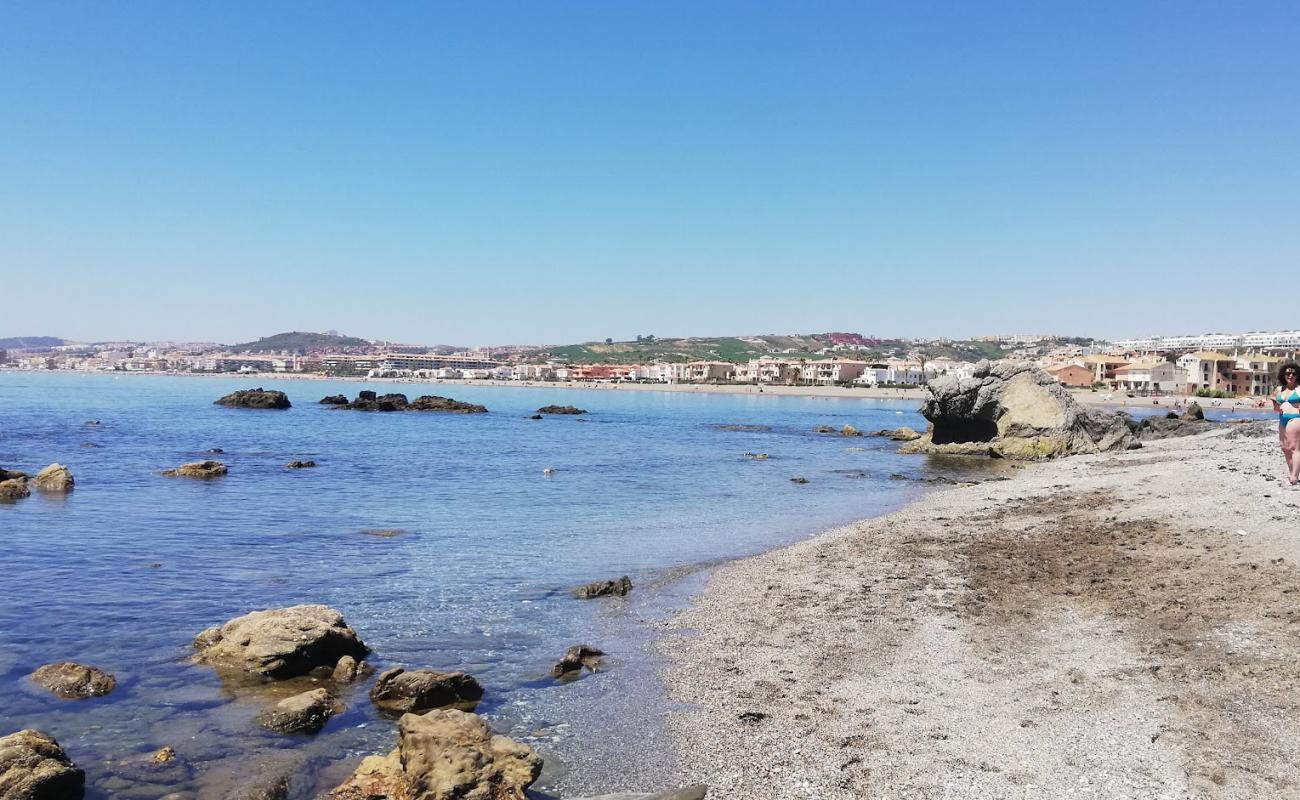 Photo de Playa Chica avec sable gris de surface