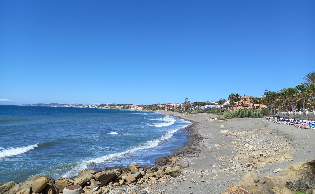 Photo de Playa de Guadalobon avec sable gris avec caillou de surface