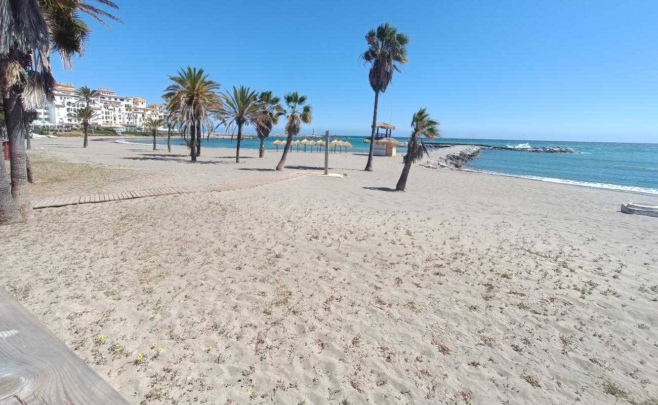 Photo de Playa del Duque avec sable lumineux de surface