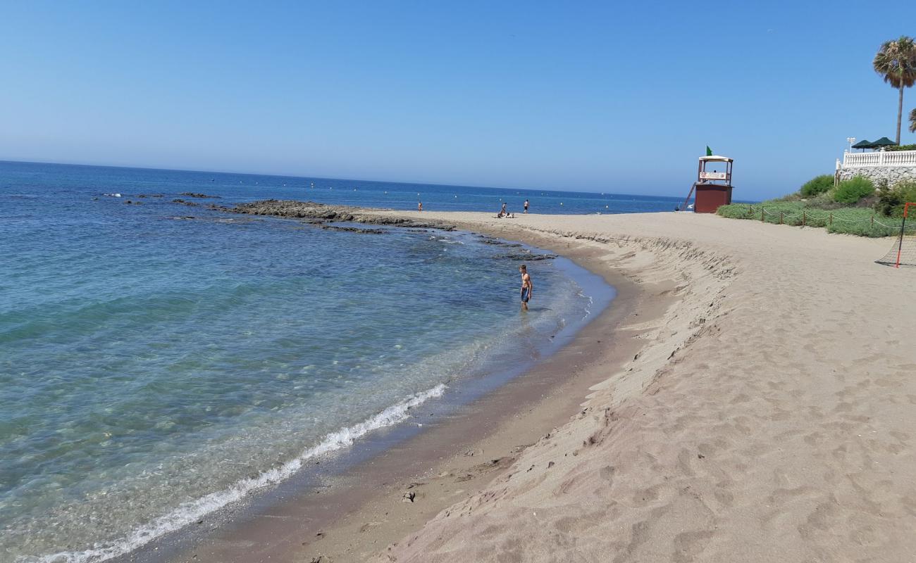 Photo de Playa del Chaparral avec sable gris de surface