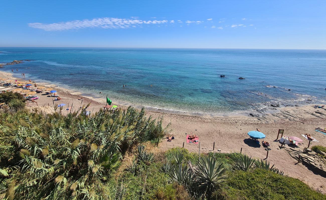 Photo de Playa Naturista de Playamarina avec sable gris avec caillou de surface
