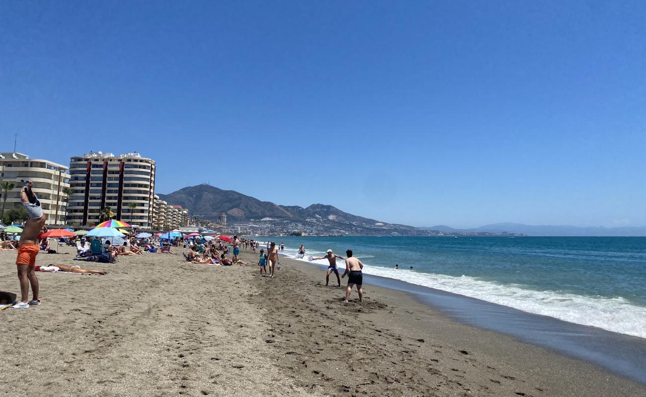 Photo de Playa de Santa Amalia avec sable gris de surface