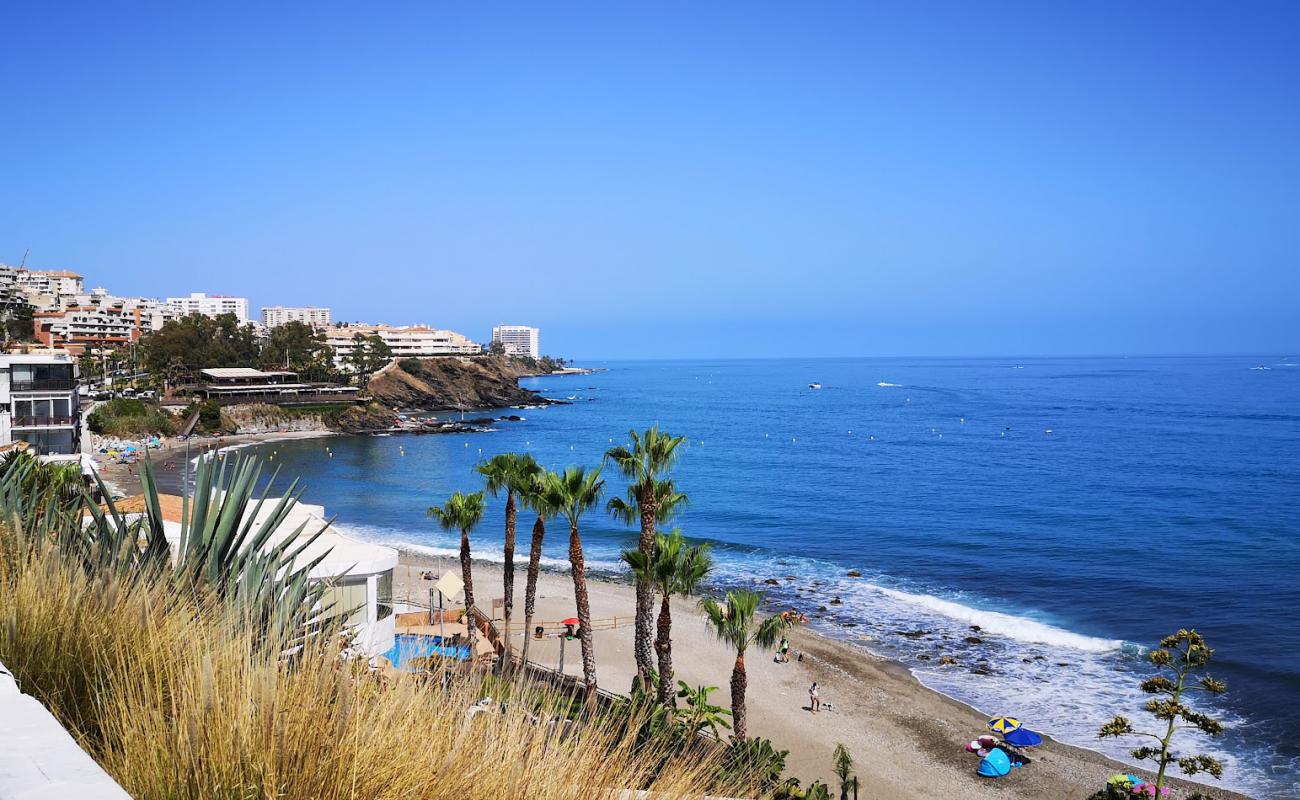 Photo de Playa de Arroyo Hondo avec sable gris avec caillou de surface