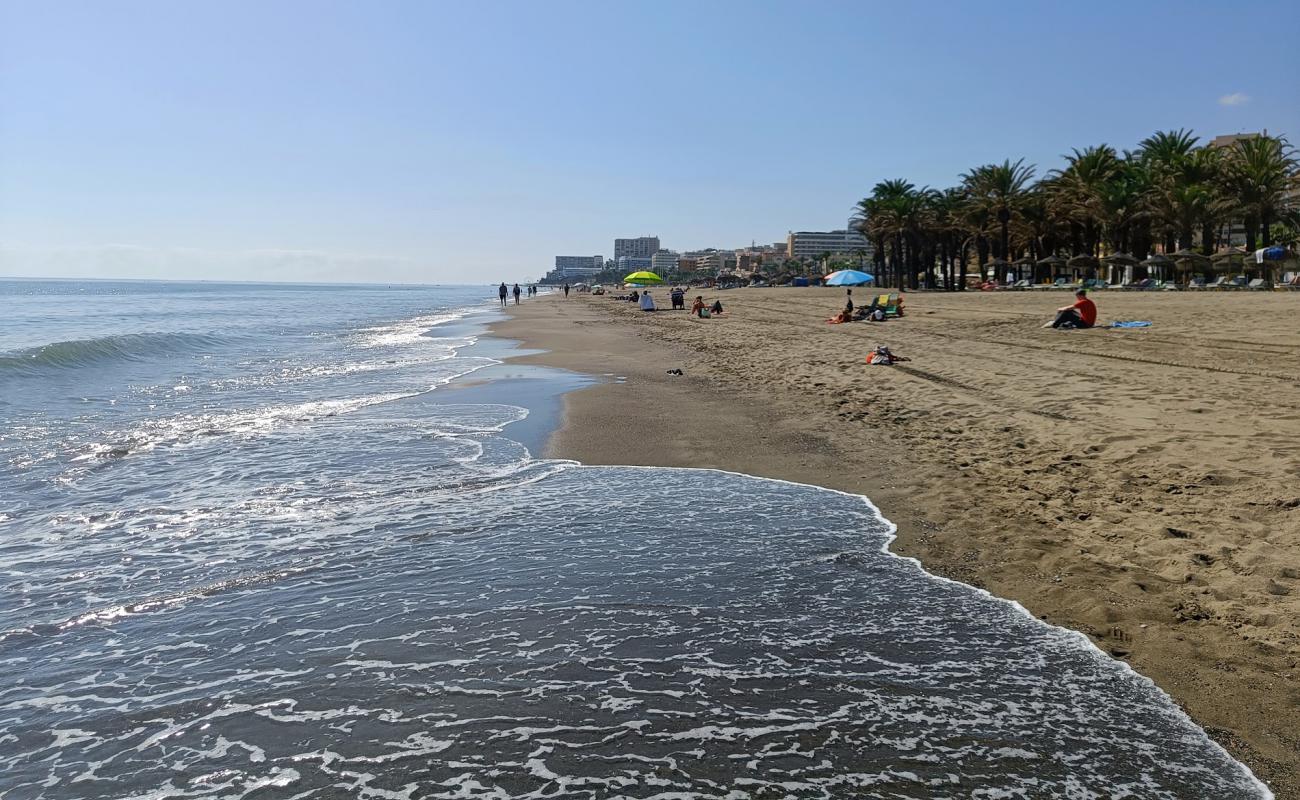 Photo de Playa de los Alamos avec sable gris de surface