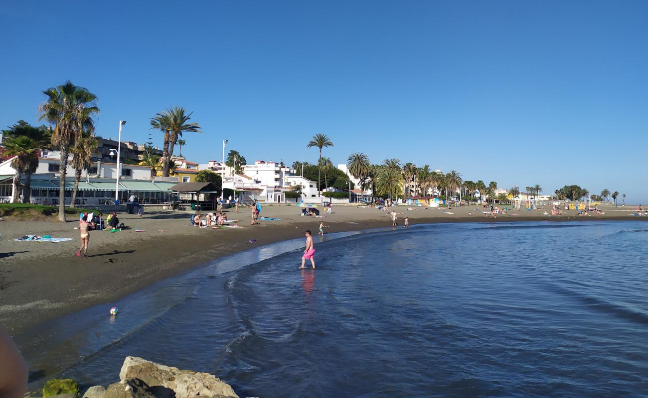 Photo de Playa de las Acacias avec sable gris avec caillou de surface