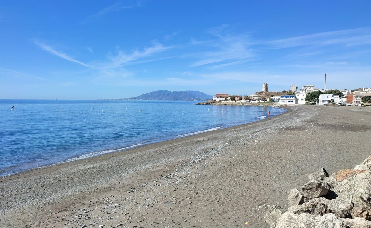Photo de Playa de la Arana avec sable gris & galets de surface