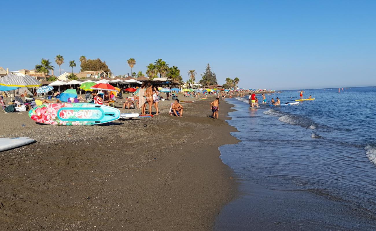 Photo de Playa de Torre de Benagalbon avec sable gris de surface