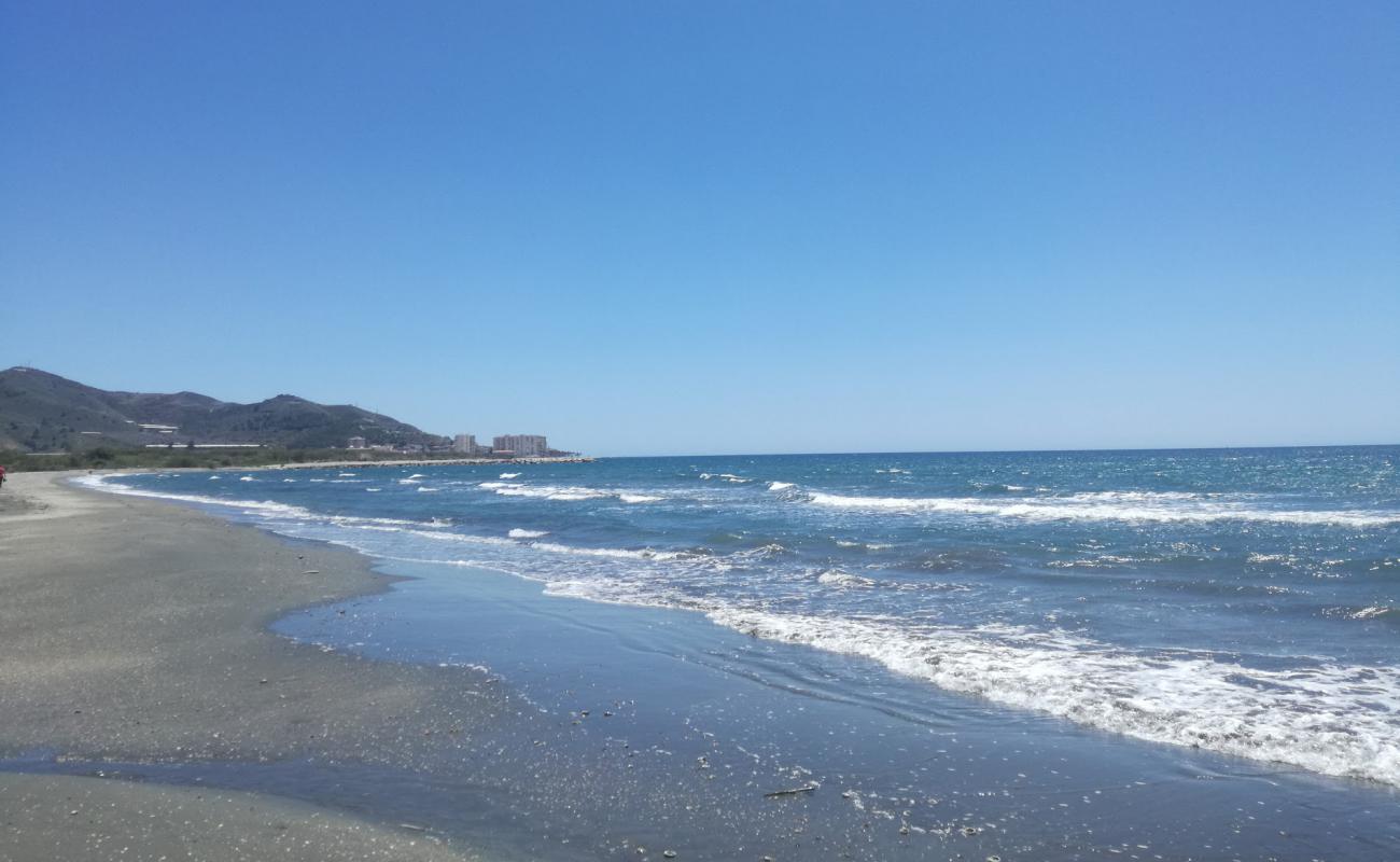 Photo de Playa de las Azucenas avec sable gris de surface