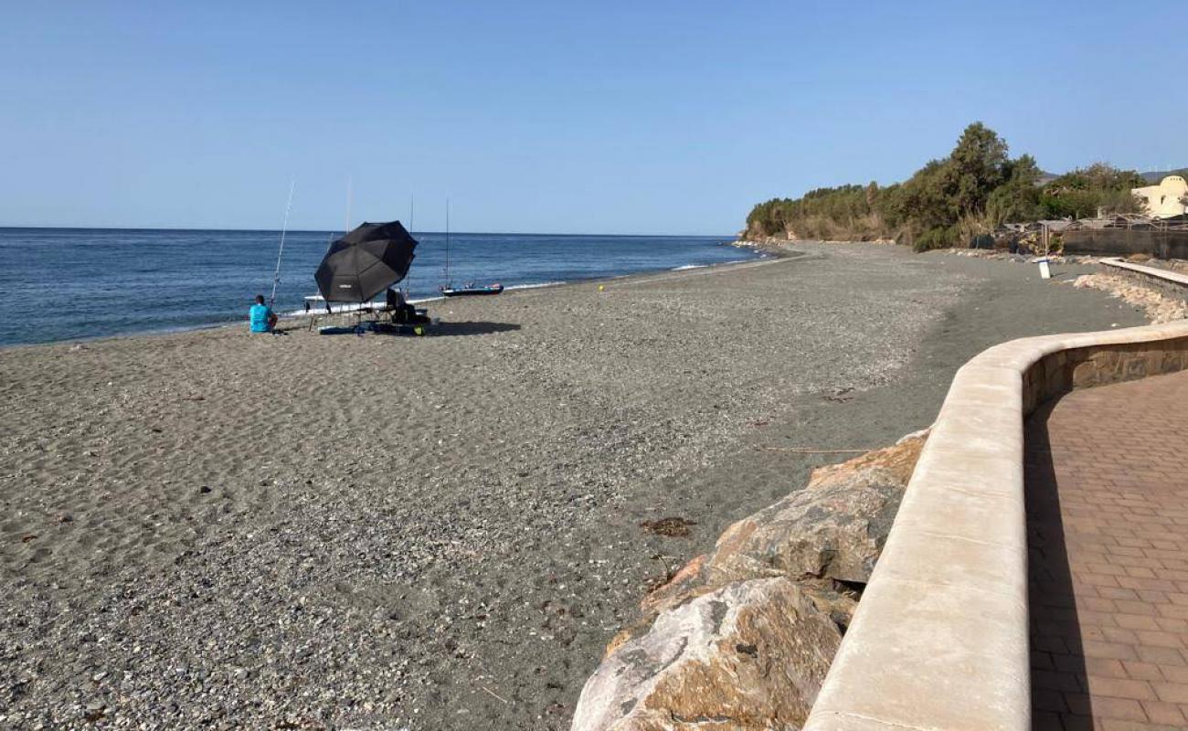 Photo de Playa Castillo de Banos avec caillou fin gris de surface