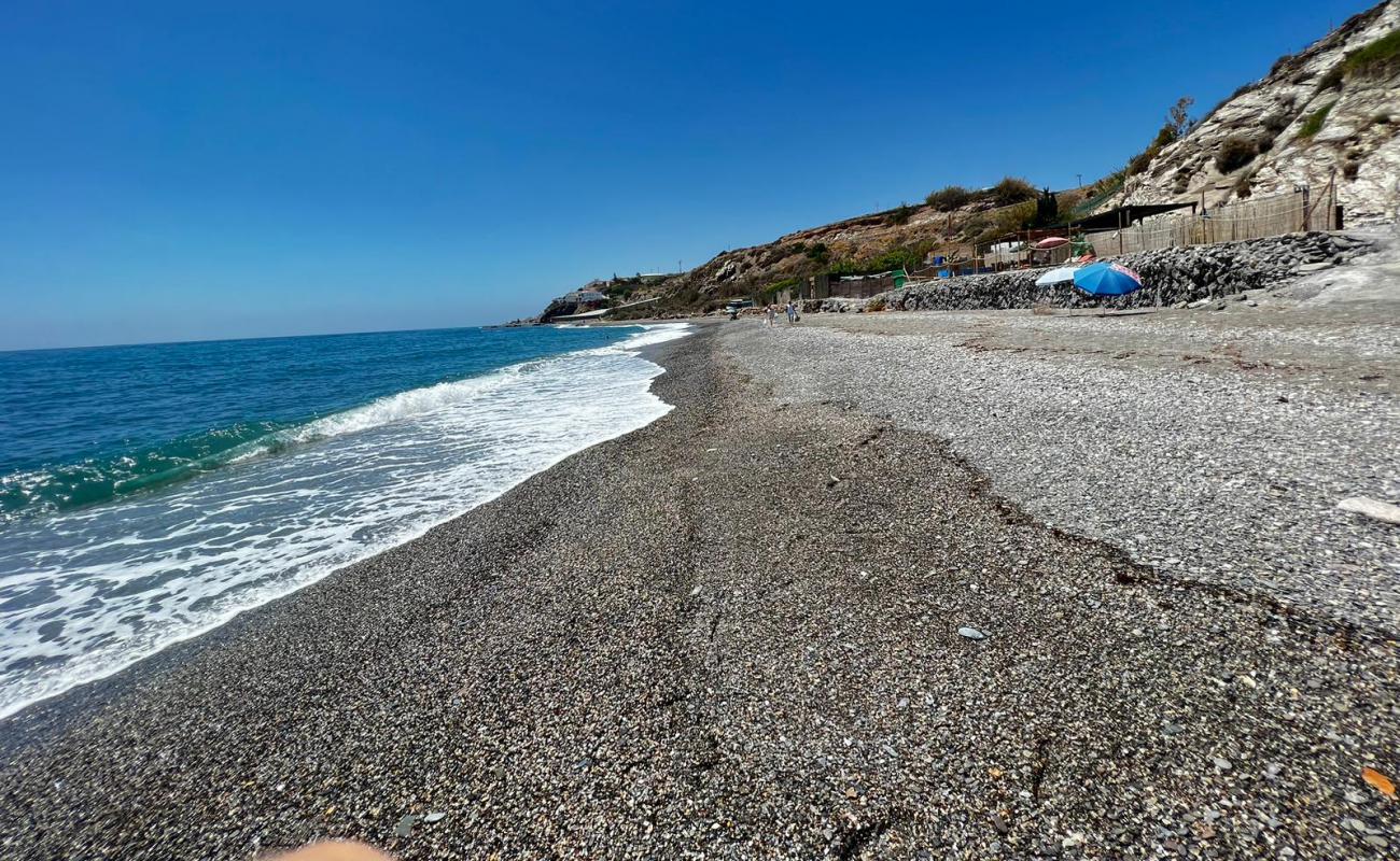 Photo de CalaJunco Beach avec caillou fin gris de surface